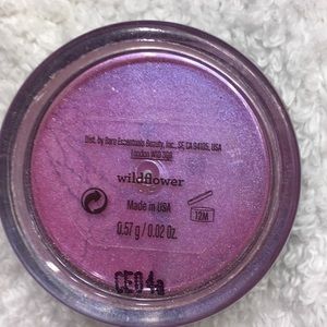 BareMinerals eyeshadow in wildflower